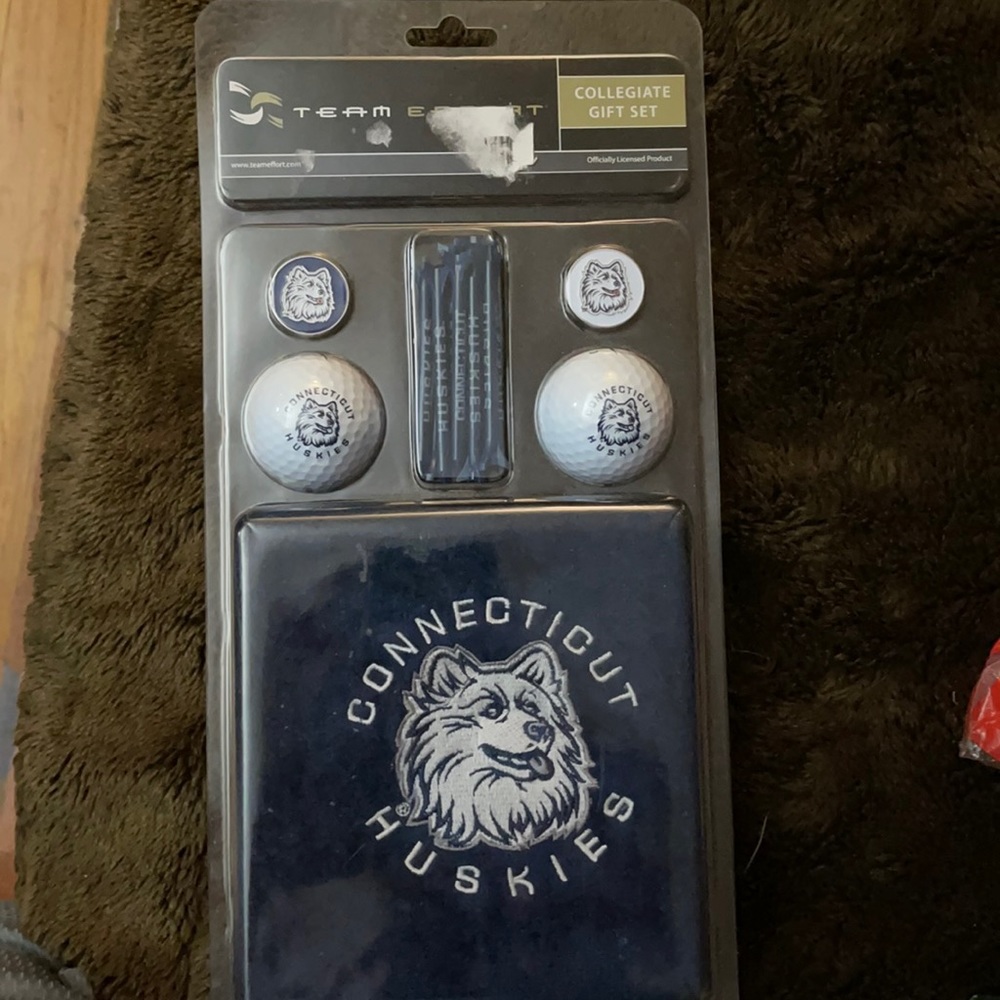 UCONN Huskies Golfer Gift Set